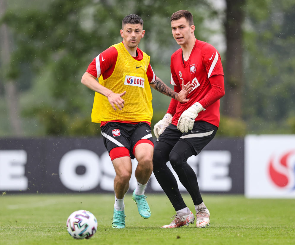 Dawid Kownacki walczy o piłkę z bramkarzem podczas treningu. O odejściu Polaka z Werderu przeczytasz na SE Supersport.