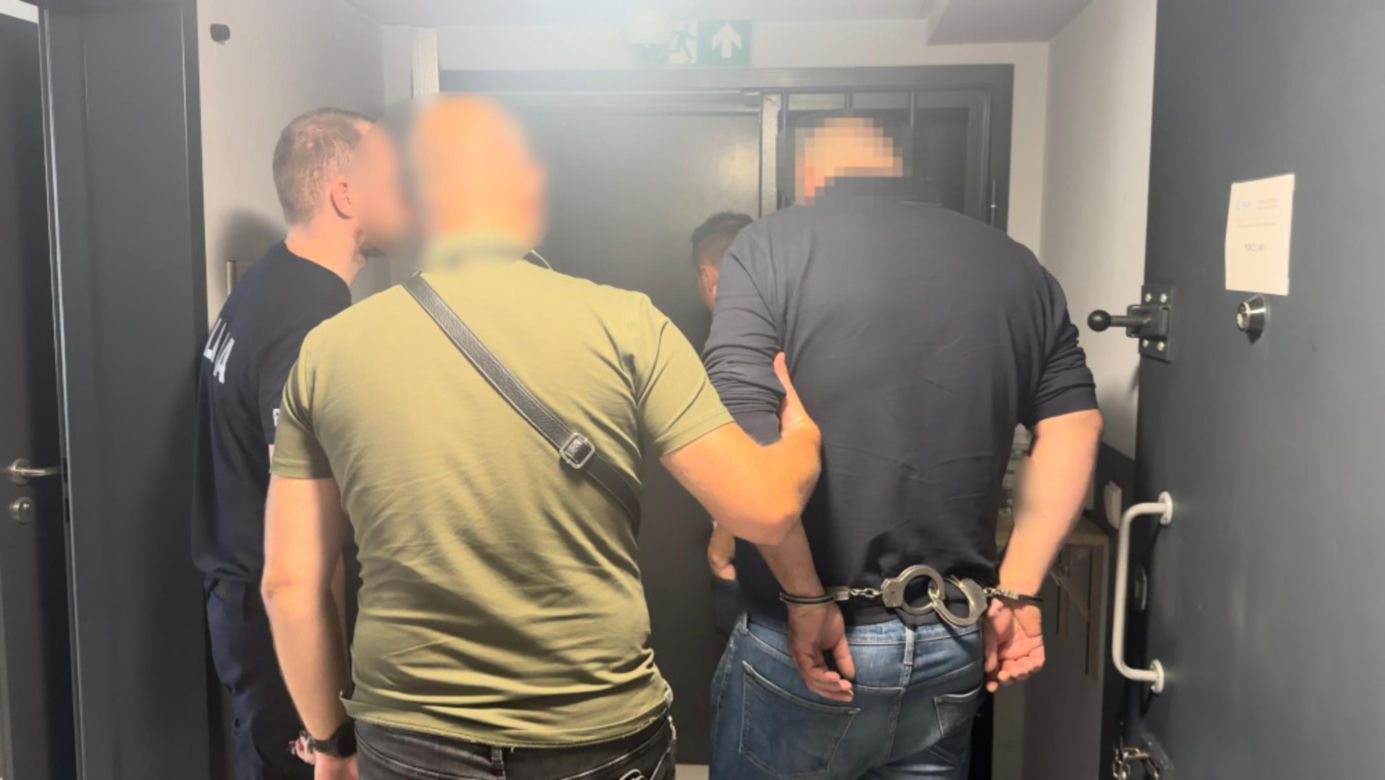 Jedna para kajdanek nie wystarczyła. Chłop jak dąb i spółka zatrzymani za bebeszenie kradzionych fur