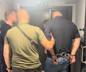 Jedna para kajdanek nie wystarczyła. Chłop jak dąb i spółka zatrzymani za bebeszenie kradzionych fur