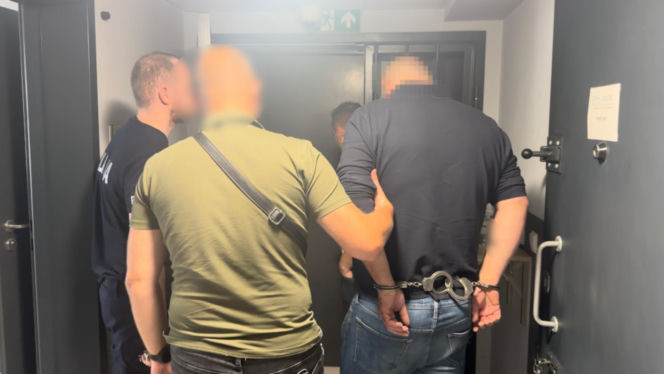 Jedna para kajdanek nie wystarczyła. Chłop jak dąb i spółka zatrzymani za bebeszenie kradzionych fur