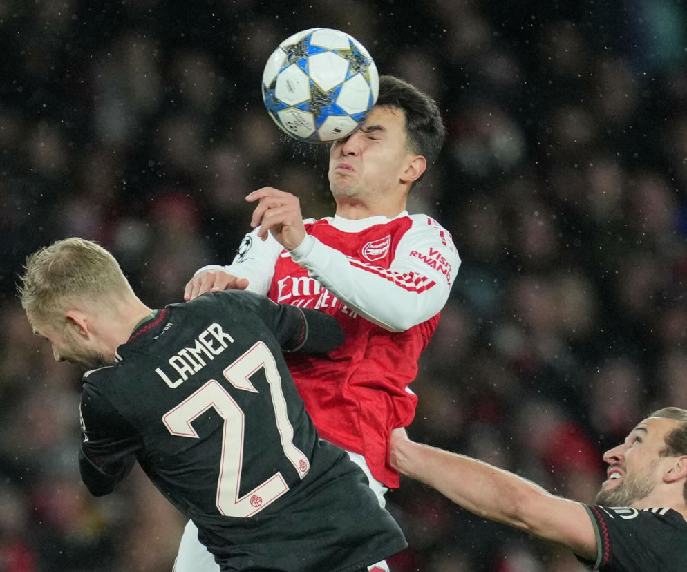 Piłkarz Arsenalu uderzany piłką w twarz podczas walki o górną piłkę. O meczu z Bayernem przeczytasz na SE Supersport.