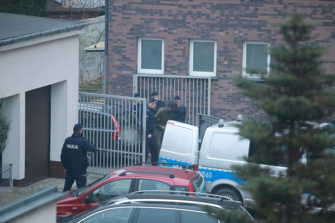 Brutalne morderstwo w Mławie. Odciął swojej siostrze głowę dwoma nożami. Jej ciało znalazły malutkie dzieci