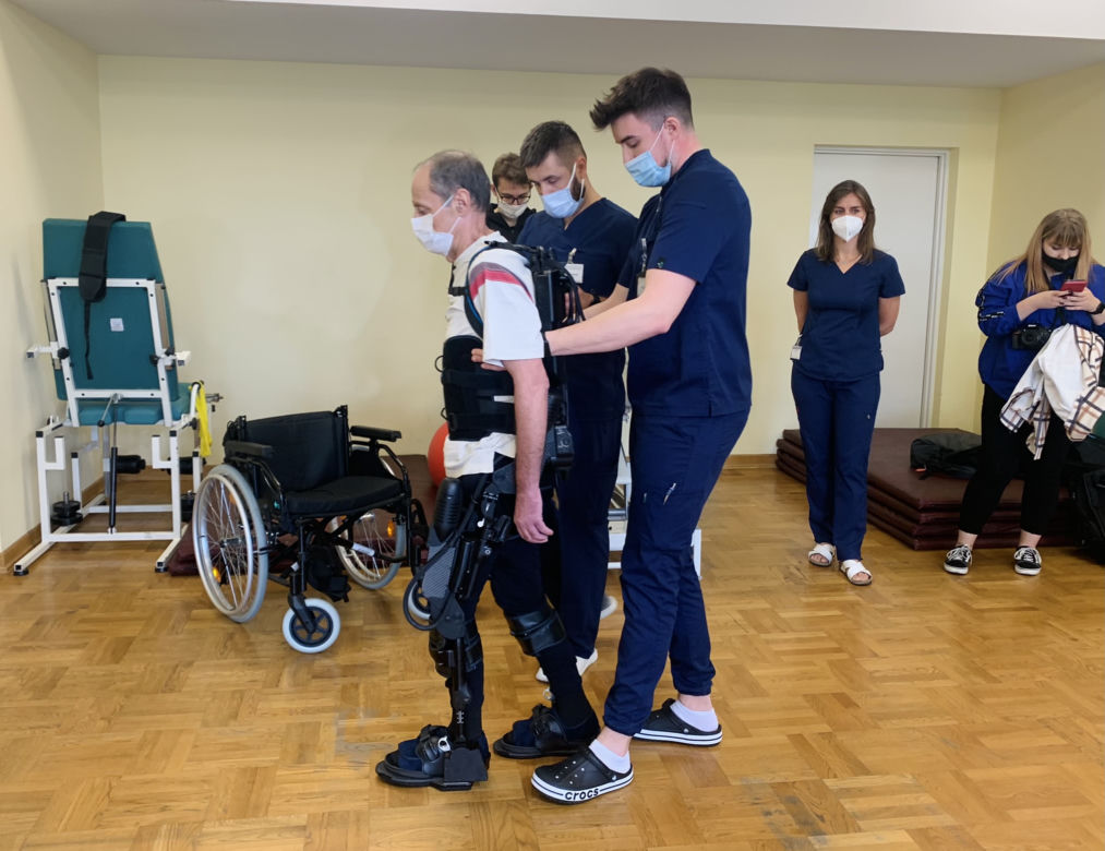 Jak działa egzoszkielet? Lubelski szpital pochwalił się nowoczesnym sprzętem 