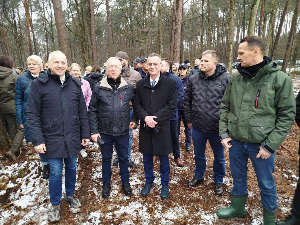 W akcji sadzenia lasu z okazji 80-lecia Nadleśnictwa Siedlce uczestniczyło ponad sto osób