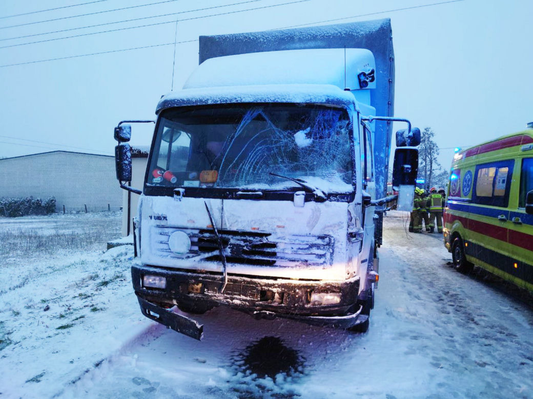Koszmarne zderzenie busa i ciężarówki pod Grójcem. Nie żyje 50-latka, 7 osób rannych