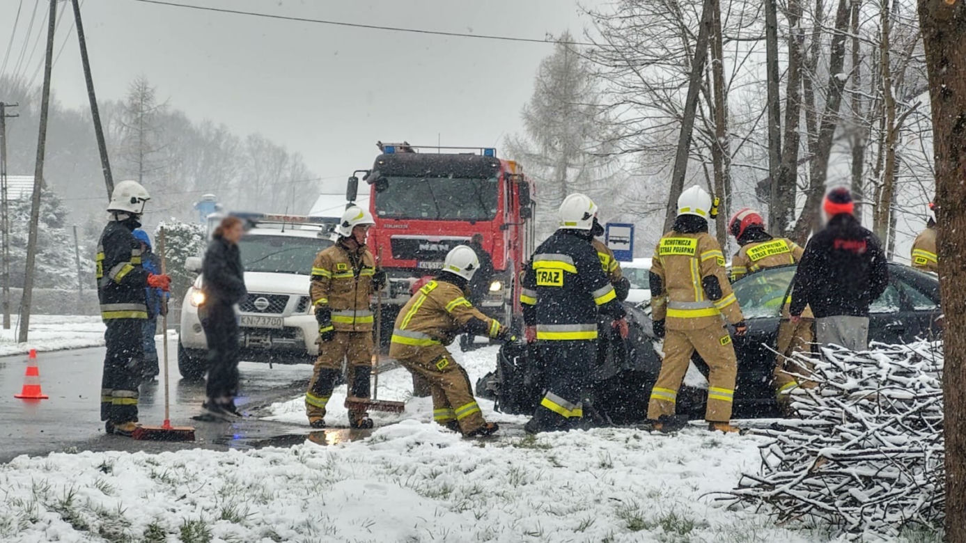 Opel wpadł do potoku po zderzeniu z innym samochodem. Kierowca został uwięziony