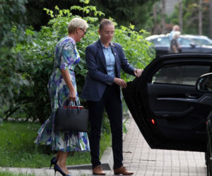 PREZYDENT SAM NOSI GARNITUR.