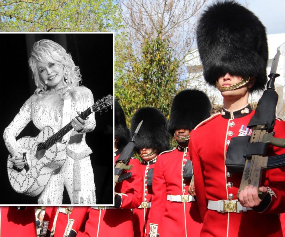 Gwardziści królewscy w Londynie. Na miniaturze Dolly Parton z gitarą. O hołdzie dla zmarłej gwiazdy przeczytasz na SE.