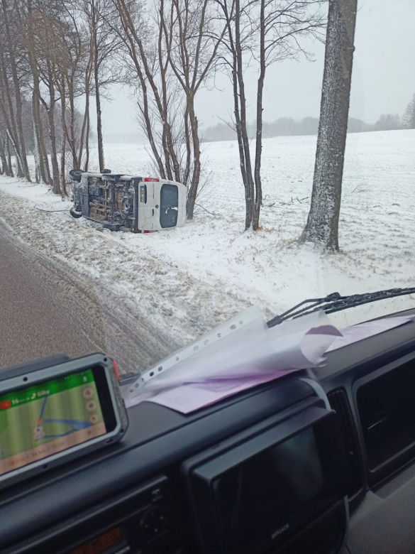 Trudne warunki na drogach w Podlaskiem. Kolizje, wypadki, sporo tras nieprzejezdnych (21.01.2022)