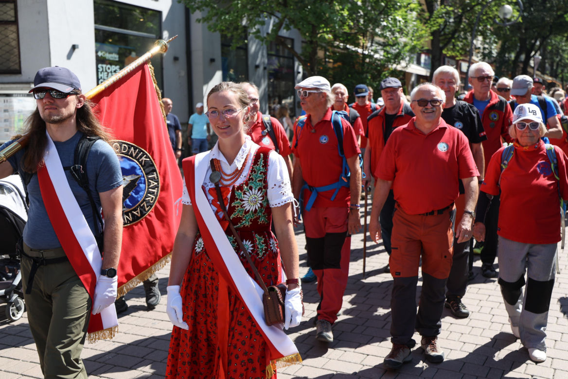 150-lecie przewodnictwa tatrzańskiego. Przemarsz przewodników po Krupówkach w Zakopanem