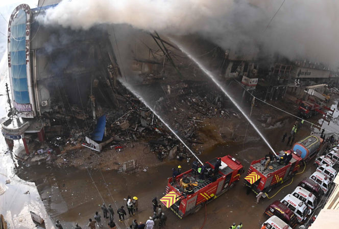 Pakistan/ Co najmniej 11 ofiar śmiertelnych pożaru w centrum handlowym w Karaczi