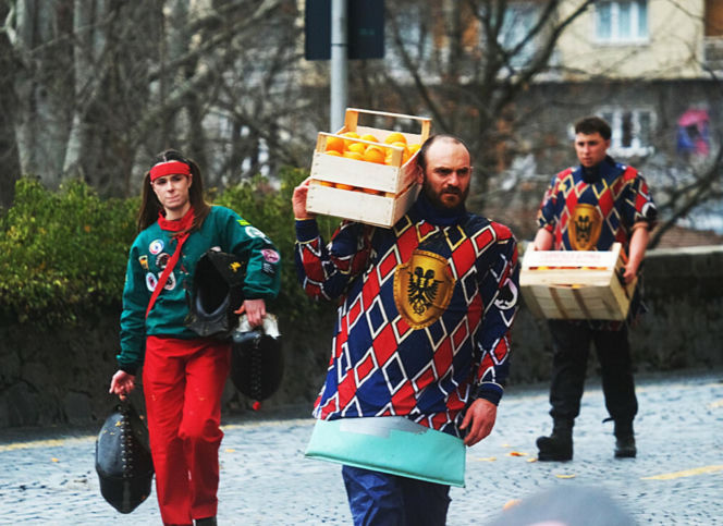 Włochy/ Ponad 140 osób odniosło obrażenia podczas kolejnej bitwy na pomarańcze w Ivrei