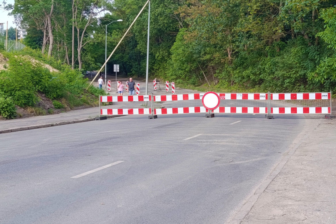 Ulica Starkiewicza zamknięta po awarii wodociągu