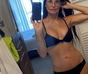 Zrobiła striptiz po 25 latach! Demi Moore pokazała się w bikini. Wygląda na 59 lat?