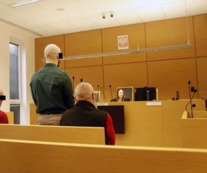 Spadł z noszy w drodze do szpitala, nie przeżył. Medycy oskarżeni o śmierć Ryszarda