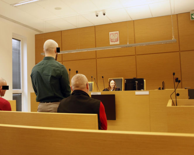 Spadł z noszy w drodze do szpitala, nie przeżył. Medycy oskarżeni o śmierć Ryszarda