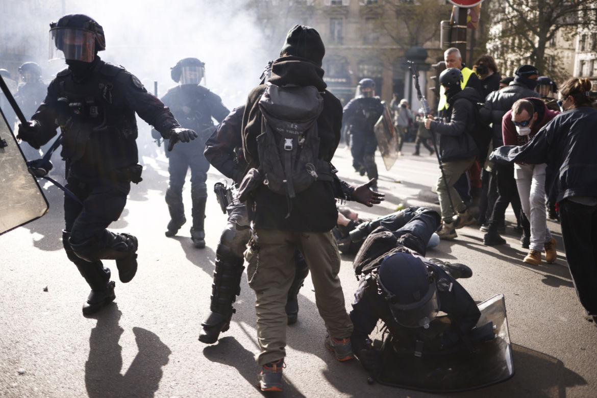 Protesty we Francji. Kilkunastu policjantów rannych