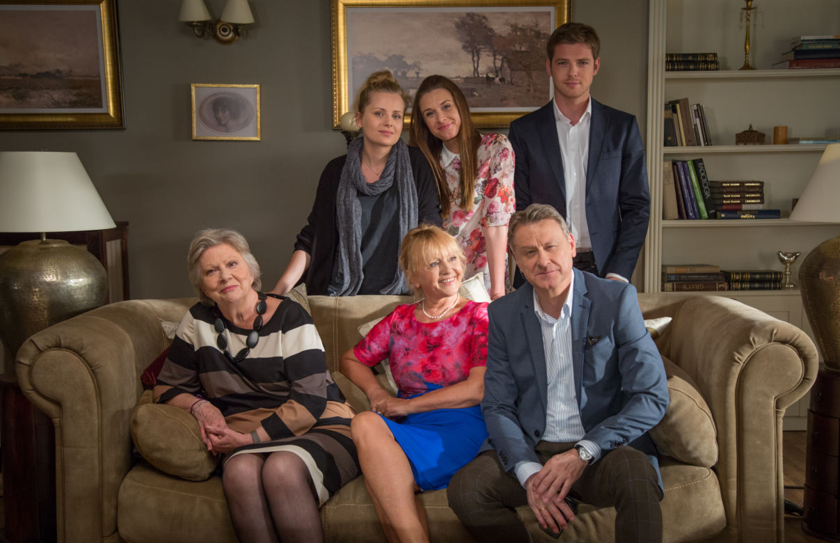 Singielka odc. 1. Elka (Paulina Chruściel), Natalia (Julia Kamińska), Robert (Kamil Kula), Olgierd (Jan Monczka), Sława (Dorota Pomykała), Genowefa (Zofia Charewicz)