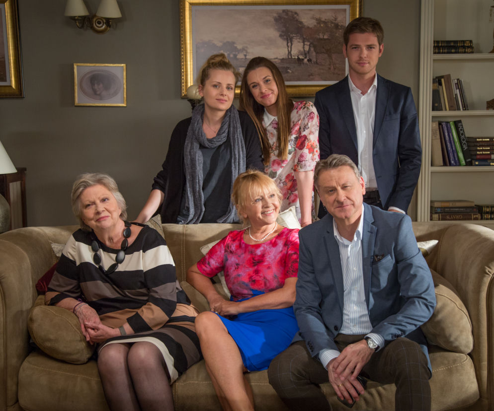 Singielka odc. 1. Elka (Paulina Chruściel), Natalia (Julia Kamińska), Robert (Kamil Kula), Olgierd (Jan Monczka), Sława (Dorota Pomykała), Genowefa (Zofia Charewicz)