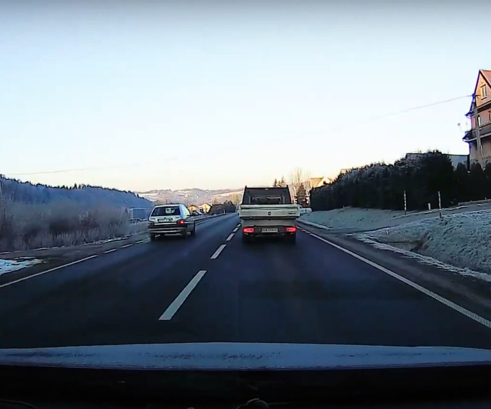 Wyprzedzał na czołówkę, w pewnym momencie jego auto nie dało rady... O krok od tragedii!