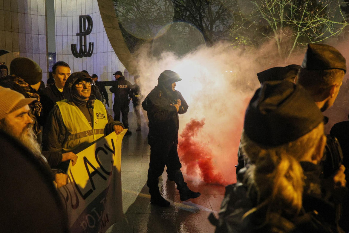 „Czerwona kartka za aborcję” przed Sejmem. Protest w Warszawie