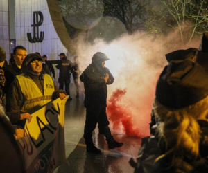 „Czerwona kartka za aborcję” przed Sejmem. Protest w Warszawie