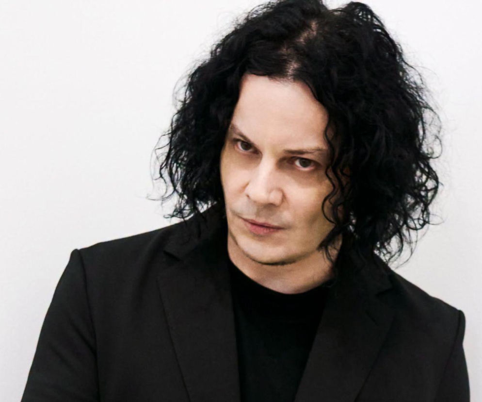 Muzyk Jack White w czarnym garniturze na białym tle. O występie z jego córką Scarlett przeczytasz na EskaRock.