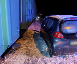 Zignorowała znak stop i wjechała pod pociąg! 40-latka cudem uniknęła śmierci