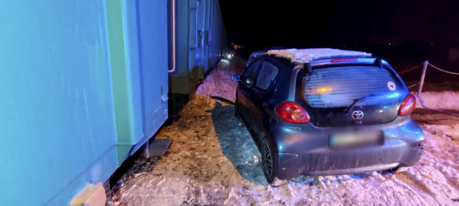 Zignorowała znak stop i wjechała pod pociąg! 40-latka cudem uniknęła śmierci