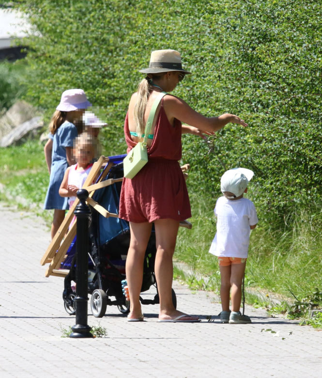 Posłanka Gajewska z dziećmi na plaży