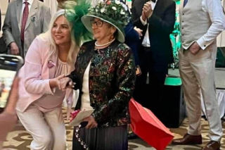 Takich kapeluszy nie zobaczysz nigdzie indziej! Szalony bal połączyli z pomaganiem