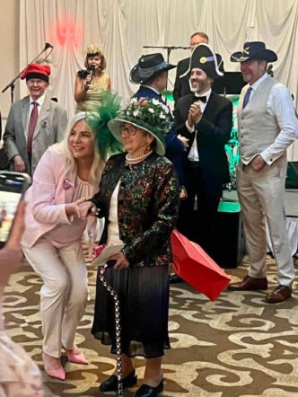 Takich kapeluszy nie zobaczysz nigdzie indziej! Szalony bal połączyli z pomaganiem