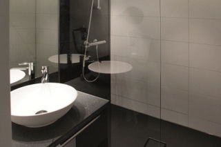 Prysznic w hotelu - barwna emaliowana powierzchnia zamiast płytek ceramicznych