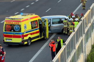 Kobieta uderzyła w bariery na trasie S8. Troje dzieci trafiło do szpitala
