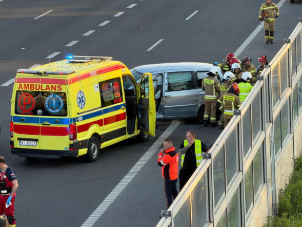 Kobieta uderzyła w bariery na trasie S8. Troje dzieci trafiło do szpitala