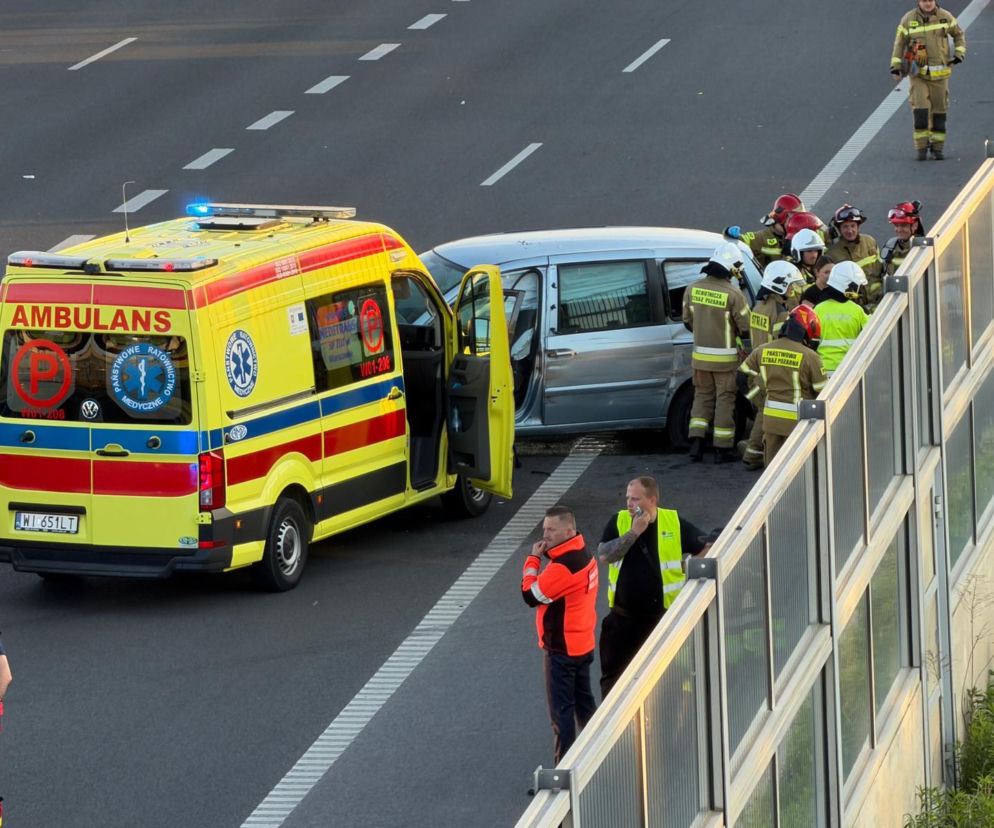 Poważny wypadek na trasie S8. Kobieta wiozła troje dzieci. Uderzyła w bariery