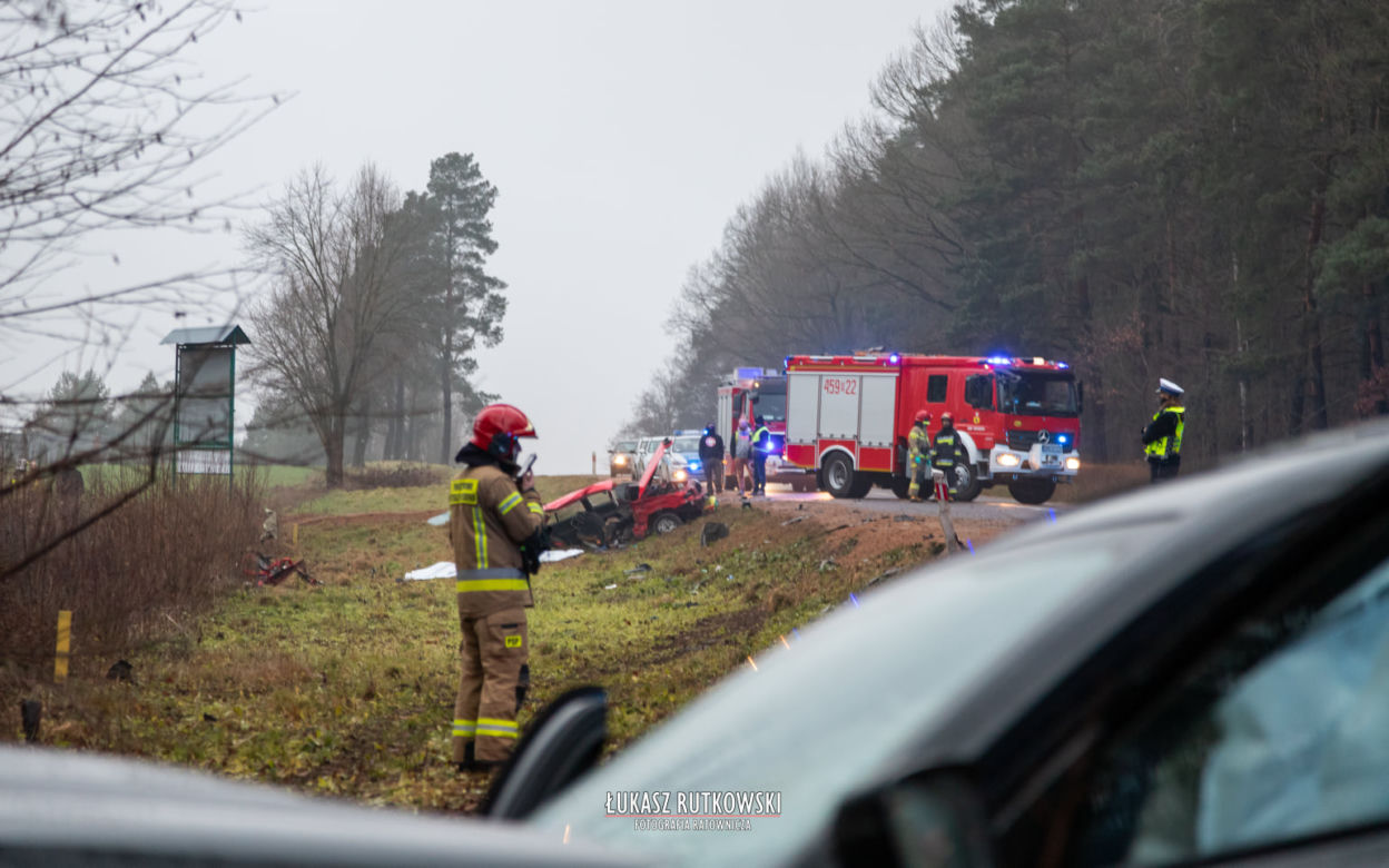Skoda rozpadła się na części. Koszmarny wypadek w Knyszynie. Dwie osoby zginęły na miejscu