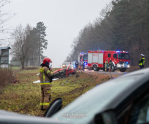 Skoda rozpadła się na części. Koszmarny wypadek w Knyszynie. Dwie osoby zginęły na miejscu