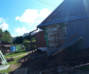 Podkarpackie. Ryszarda zabił prąd podczas wypompowywania wody z fundamentów [ZDJĘCIA]