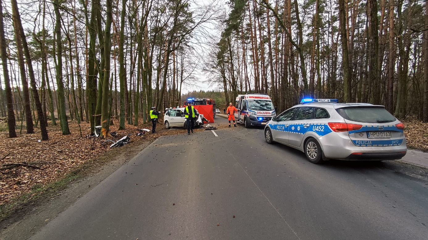 Tragiczny wypadek pod Jarocinem! Nie żyje 29-letni kierowca, a jego żona trafił do szpitala [ZDJĘCIA]