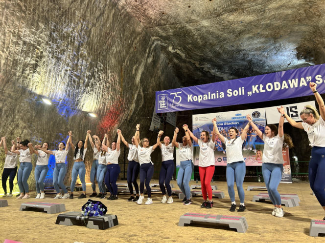 Trening fitness na stepie 600 metrów pod ziemią. Poznanianki zawalczyły o rekord Guinnessa