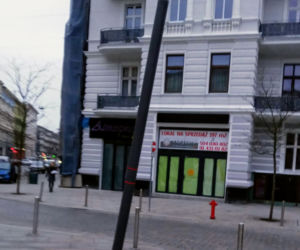 Przechylony słup na placu Zamenhofa
