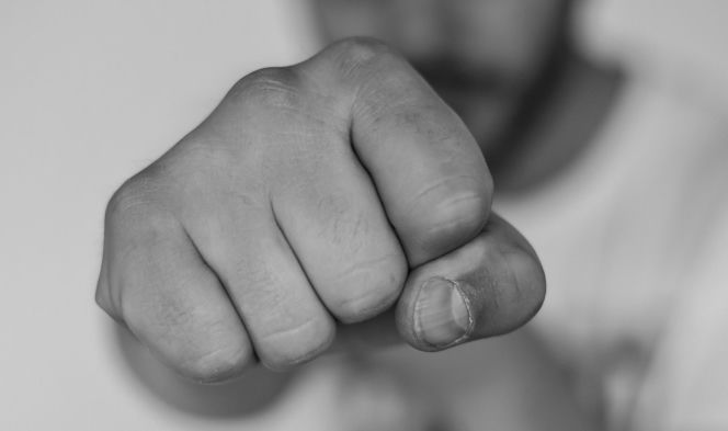 Areszt dla 19-latka. Młody oprawca bił i poniżał własną rodzinę