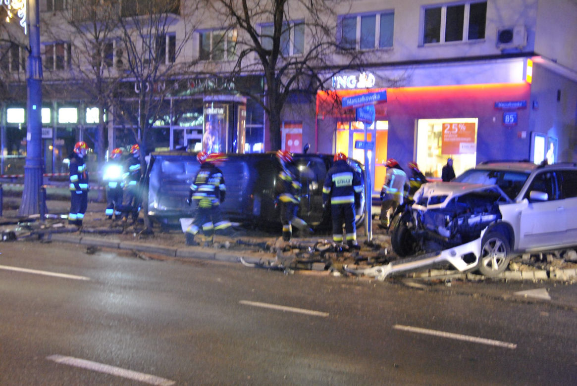 Zderzenie BMW z taksówką na Marszałkowskiej