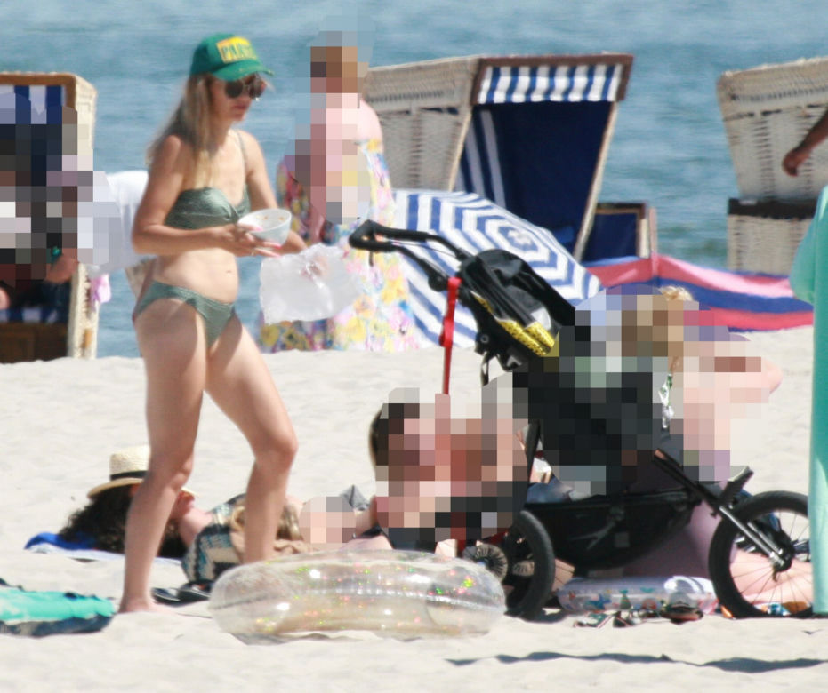 Igraszki Dowborów, Joanna Kroniewska i Maciej Dowbor na plaży