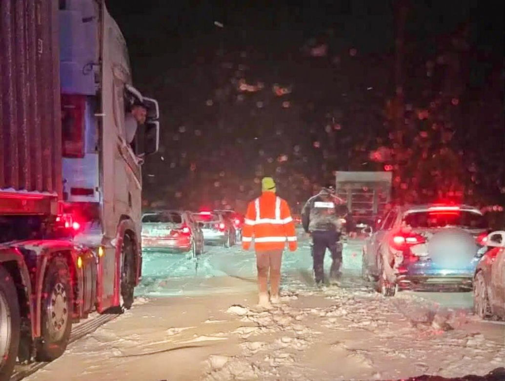 Ostróda w centrum śnieżycy. Burmistrz nocą ratował ludzi. Kierowcy nocowali w urzędzie
