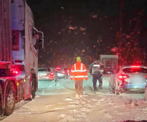 Ostróda w centrum śnieżycy. Burmistrz nocą ratował ludzi. Kierowcy nocowali w urzędzie