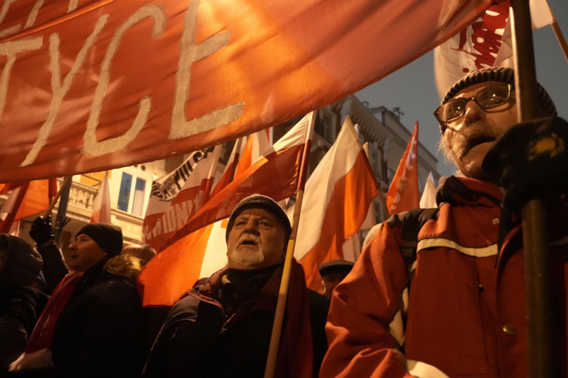 Tłumy rozpoczęły protest pod Sejmem! Uczestnicy solidarni z Mariuszem Kamińskim i Maciejem Wąsikiem