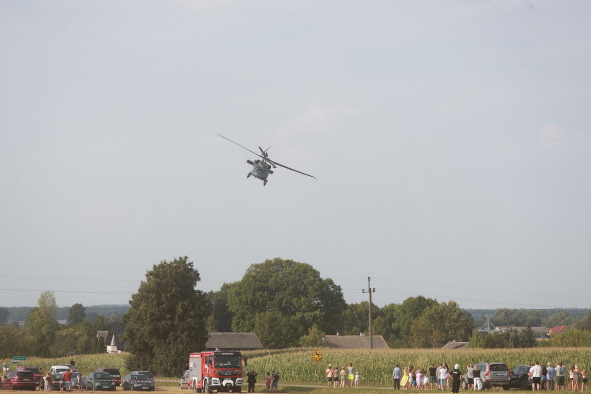Groza na pikniku wojskowym. Policyjny Black Hawk zahaczył o linię wysokiego napięcia