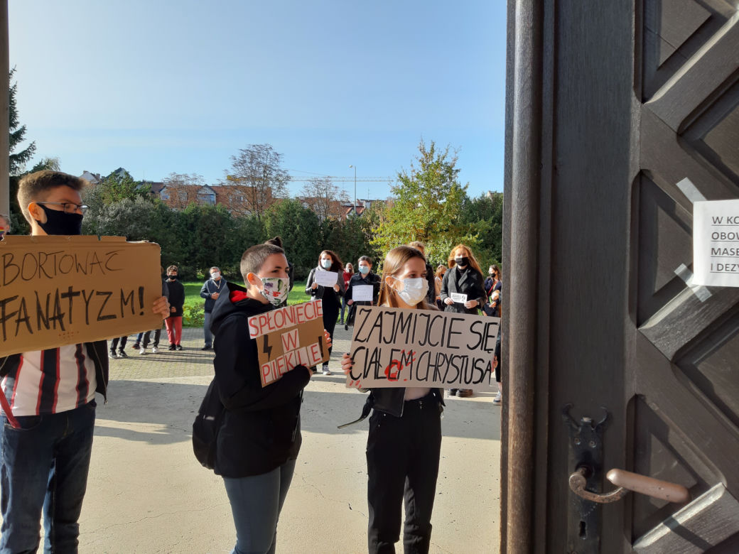 Protest pod kościołem św. Antoniego w Lesznie